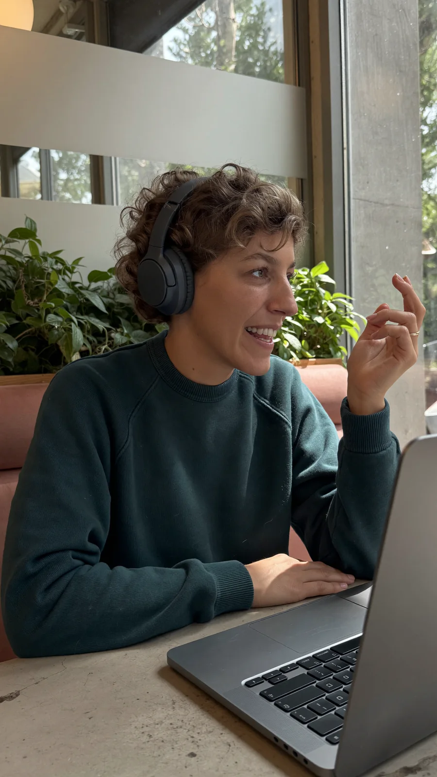 Sofie lachend aan haar laptop